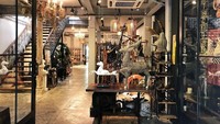  Kafe ini sering dijadikan lokasi pemotretan. Ada banyak furnitur dan peralatan rumah tangga yang sengaja dijadikan bahan dekorasi RGF Cafe. Kafe ini mengusung konsep taman dalam ruangan. Foto: Annie Lin