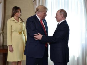 Viral, Wajah Takut Melania Trump Setelah Bersalaman dengan Putin
