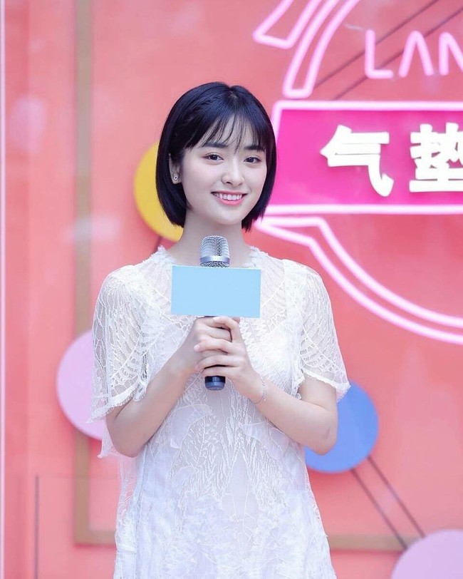 Aktris kelahiran 1997 ini juga telah beberapa kali membintangi serial. Sebagai Sanchai zaman now, Shen Yue tampil dengan rambut pendek, berbeda dengan Meteor Garden 2001 dimana peran Sanchai yang dimainkan oleh Barbie Hsu merupakan wanita berambut panjang. Foto: Instagram
