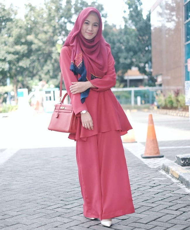 Tak hanya dress atau gamis, Allysa Soebandono juga sering memadukan item lain seperti jaket jeans, outerwear, hingga blouse berpotongan lonceng yang sedang tren di kalangan hijabers. Foto: Instagram Allysa Soebandono