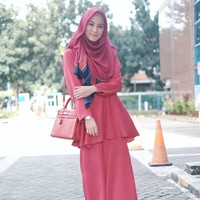 Tak hanya dress atau gamis, Allysa Soebandono juga sering memadukan item lain seperti jaket jeans, outerwear, hingga blouse berpotongan lonceng yang sedang tren di kalangan hijabers. Foto: Instagram Allysa Soebandono