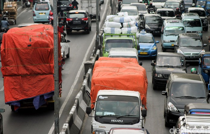 Pelarangan truk memuat barang dengan kapasitas berlebih terus disosialisasikan. Hal itu membuat negara rugi tiap tahunnya untuk perbaiki jalan yang rusak.