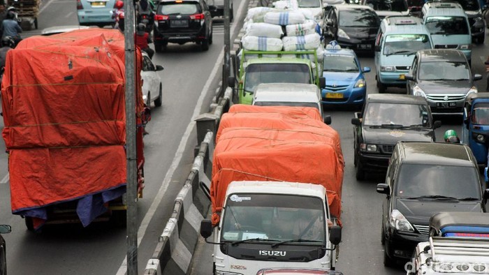 Pelarangan truk memuat barang dengan kapasitas berlebih terus disosialisasikan. Hal itu membuat negara rugi tiap tahunnya untuk perbaiki jalan yang rusak.