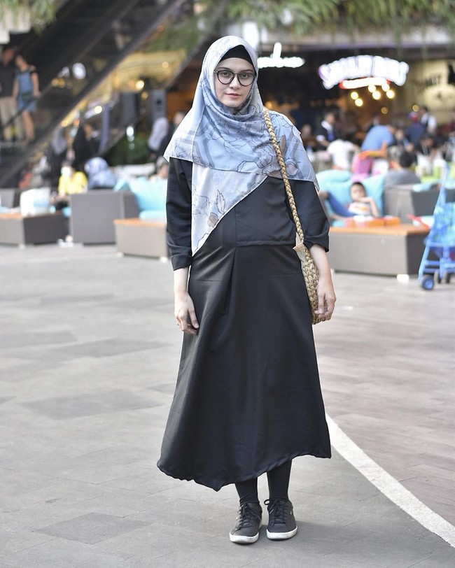 Meski belum memakai khimar panjang seperti geng Mewah lainnya, gaya Zeezee Shahab tetap santun dengan busana longgar. Ia sering terlihat memadukan oversized jacket hingga palazzo. Foto: Instagram Zeezee Shahab