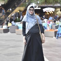 Meski belum memakai khimar panjang seperti geng Mewah lainnya, gaya Zeezee Shahab tetap santun dengan busana longgar. Ia sering terlihat memadukan oversized jacket hingga palazzo. Foto: Instagram Zeezee Shahab
