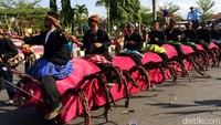 Arak-arakan kelabang raksasa melintas di Alun-alun Taman Raflesia.