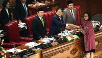 Menkeu Sri Mulyani terlihat hadir dalam rapat paripurna tersebut.