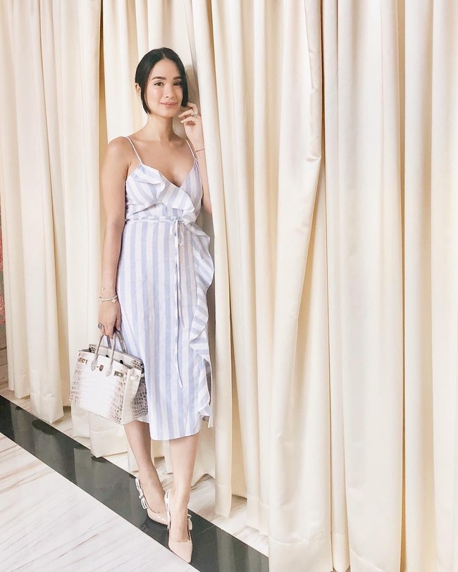 Ini adalah salah satu tas Hermes berharga fantastis yang dimiliki Heart Evangelista. Bintang serial televisi My Korean Jagiya itu tampak bergaya menenteng tas Hermes Birkin Himalayan yang harganya bisa mencapai Rp 2 miliar. Foto: Instagram
