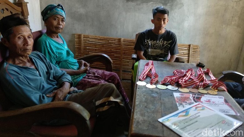 Cerita Andika, Atlet Sederhana Muay Thai Berlatih dengan Sepatu Butut Cerita Andika, Atlet Sederhana Muay Thai Berlatih dengan Sepatu Butut