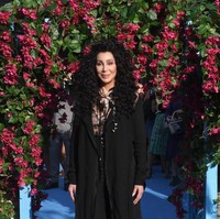 Bukan hanya karena operasi plastik, Cher tetap menjaga kecantikannya dengan cara alami. Salah satunya dengan menerapkan pola hidup vegetarian. Aku tidak suka makan daging, kata Cher kepada Hello! 2013 silam. (Foto: Getty Images)