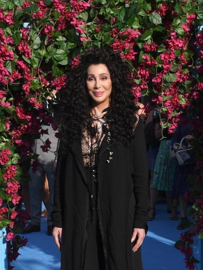 Bukan hanya karena operasi plastik, Cher tetap menjaga kecantikannya dengan cara alami. Salah satunya dengan menerapkan pola hidup vegetarian. Aku tidak suka makan daging, kata Cher kepada Hello! 2013 silam. (Foto: Getty Images)