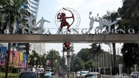 Sejumlah pekerja sedang melakukan pengecatan ulang di pintu gerbang Stadion Utama Gelora Bung Karno (SUGBK) yang berada di Jalan Pintu Satu, Senayan, Jakarta, Selasa (17/7/2018).