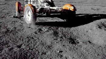 Astronot Eugene A.Cernan mengendarai Lunar Roving Vehicle di permukaan Bulan. Foto: NASA
