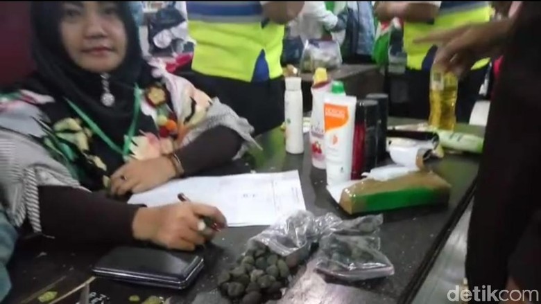 Barang Terlarang yang Disita dari Calhaj, Mulai Kerikil hingga Paku Barang Terlarang yang Disita dari Calhaj, Mulai Kerikil hingga Paku