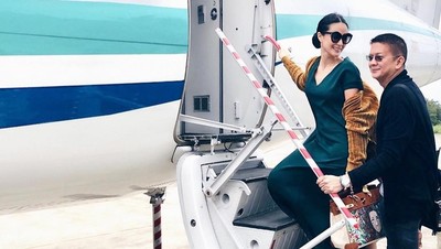 Gaya Mewah Aktris Cantik yang Menikahi Politikus 15 Tahun Lebih Tua