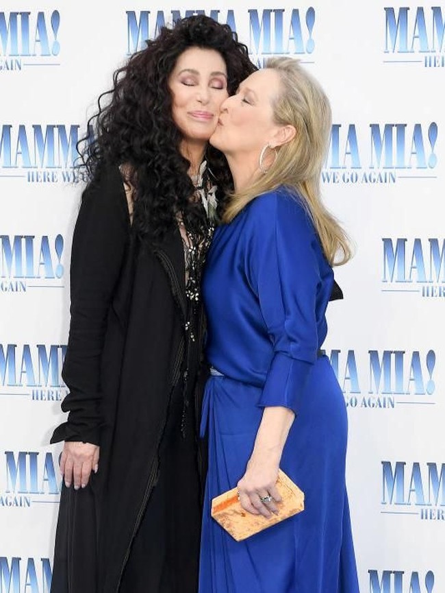 Cher muncul di karpet merah premier film Mamma Mia. Ia sempat berpose bareng aktris Meryl Streep yang berusia 69 tahun. (Foto: Getty Images)