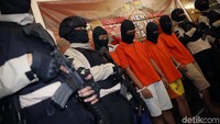 Polisi menangkap komplotan begal dengan modus mengancam korban menggunakan senjata tajam di Jalan Durian, Jagakarsa, Jakarta Selatan pada 6 Mei 2018 lalu.