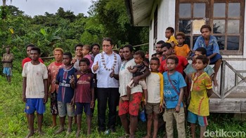 Menkominfo menjadi menteri pertama yang mengunjungi Kampung Cikari. Sebelum pamit, Menkominfo berforo bersama anak-anak di Kampung Cikari.  (Foto: detikINET/Adi Fida Rahman)
