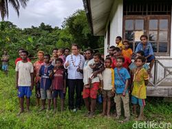 Blusukan Menkominfo Tinjau Palapa Ring di Puncak Jaya