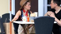 Meski hubungannya dengan Amber sudah berakhir, tapi Elon tetap berhubungan baik dengan pemain film Justice League itu. Ini pose mereka saat sarapan bersama. Foto: Istimewa