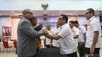 Pantauan detikcom, di kantor KPU, Jl Imam Bonjol, Jakarta Pusat, Selasa (17/7/2018), Ridha mendaftarkan calonnya pada pukul 17.55 WIB. Ridha datang dengan ditemani Sekjen Garuda Abdullah Mansyuri dan beberapa kader Partai Garuda.