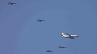 Pesawat yang membawa api tersebut pun dikawal oleh lima pesawat tempur TNI AU T50i. Foto: dok. INASGOC