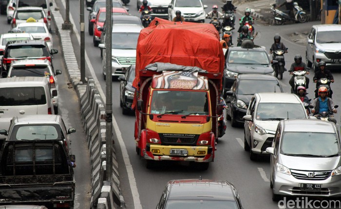 Pelarangan truk memuat barang dengan kapasitas berlebih terus disosialisasikan. Hal itu membuat negara rugi tiap tahunnya untuk perbaiki jalan yang rusak.