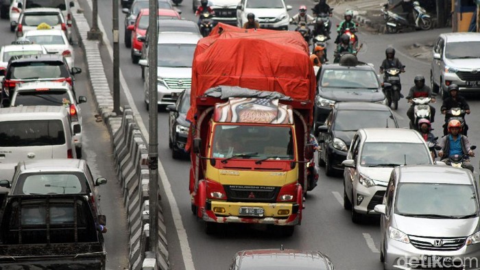 Meski Dilarang, Truk Obesitas Masih Berkeliaran di Jakarta Pelarangan truk memuat barang dengan kapasitas berlebih terus disosialisasikan. Hal itu membuat negara rugi tiap tahunnya untuk perbaiki jalan yang rusak.