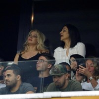 Model seksi asal Kanada itu kerap datang untuk melihat pertandingan sang kekasih. Termasuk ketika ia berlaga membela klub Marseille di Liga Eropa di Prancis, April 2018 lalu. Foto: Reuters