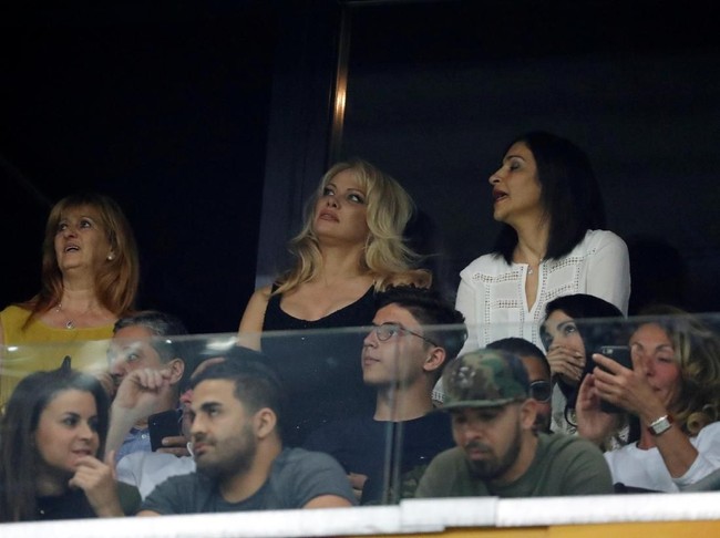 Model seksi asal Kanada itu kerap datang untuk melihat pertandingan sang kekasih. Termasuk ketika ia berlaga membela klub Marseille di Liga Eropa di Prancis, April 2018 lalu. Foto: Reuters