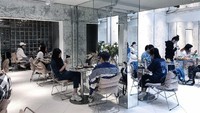 Berbeda dengan coffee shop kebanyakan, Paras Coffee hadirkan nuansa industrial modern. Terpasang cermin di tiap tiang bangunan dan grafiti hijau neon yang mewarnai dinding kafe. Foto: Annie Lin