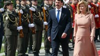 Presiden Kroasia Kolinda Grabar-Kitarovic bersama Presiden Hungaria Janos Ader saat seremoni penyambutan kedatangan Ader di Istana Kepresidenan di Zagreb pada 12 April 2017. Foto: AFP