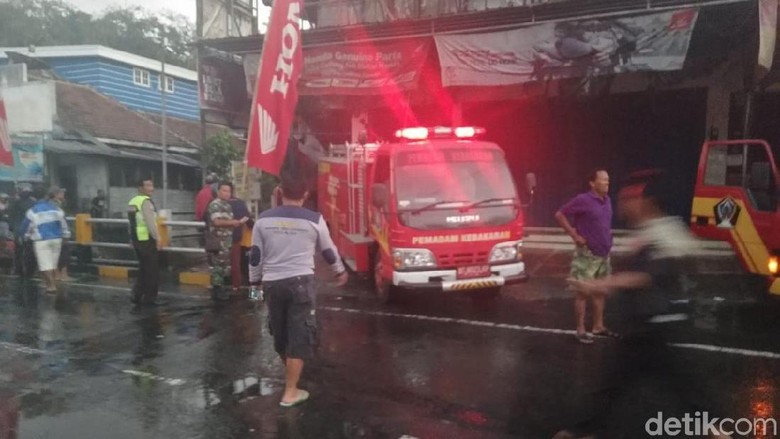 Dealer Motor di Blitar Dilalap Api, Diduga Ratusan Motor Terbakar Dealer Motor di Blitar Dilalap Api, Diduga Ratusan Motor Terbakar