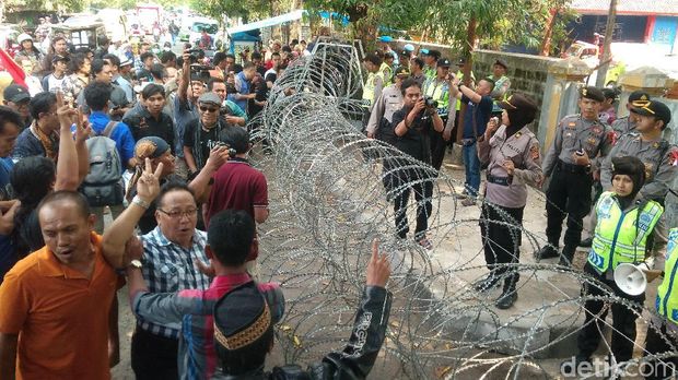 Massa Geruduk KPU Pertanyakan Surat Suara Pilbup Cirebon Hilang