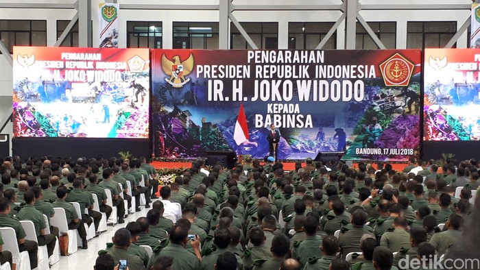 Saat Jokowi Cek Kenaikan Tunjangan 771% ke Babinsa