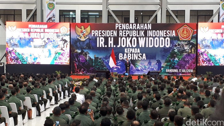 Saat Jokowi Cek Kenaikan Tunjangan 771% ke Babinsa Saat Jokowi Cek Kenaikan Tunjangan 771% ke Babinsa