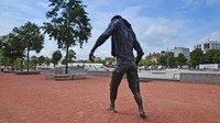 Posisi badannya pun sedang berjalan, terlihat seperti mayat-mayat atau zombie yang berjalan di film-film (John Malathronas/CNN) 