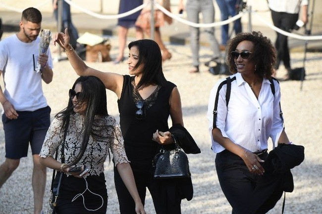 Lynda, istri pemain Prancis Steven N’Zonzi, tampil stylish menghadiri pesta perayaan kemenangan Piala Dunia 2018. Dia dibalut atasan lace putih dan celana hitam. Foto: AFP