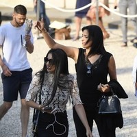 Lynda, istri pemain Prancis Steven N’Zonzi, tampil stylish menghadiri pesta perayaan kemenangan Piala Dunia 2018. Dia dibalut atasan lace putih dan celana hitam. Foto: AFP