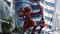 Para pekerja juga terlihat sedang membersihkan patung yang berada di atas pintu gerbang.