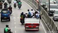 Aksi yang dilakukan para siswa ini sesungguhnya berbahaya, karena dapat menyebabkan kecelakaan.