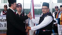 Penyerahan bendera Merah Putih mengawali seremoni penyambutan.