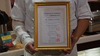 Sertifikat halal dari Chef Takehiko (Masaul/detikTravel)