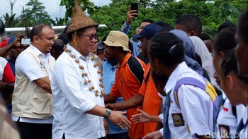 Mengadakan tes panggilan telepon ke Menteri Pariwisata Arief Yahya. (Foto: detikINET/Adi Fida Rahman)