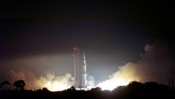 Detik-detik Apollo 17 mengangkasa. Ini adalah misi keenam dari program Apollo sekaligus terakhir di mana manusia berhasil menginjakkan kakinya di Bulan. Foto: NASA