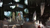 Foto: Di bagian dalam Cloud Forest, ada pameran seni yang bisa dikunjungi bagi traveler pecinta seni. Seru! (Shinta/detikTravel)