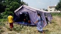 Tenda darurat didirikan untuk tempat pengungsian sementara warga Sunter Agung.