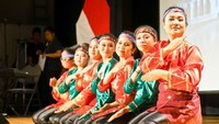Aneka pertunjukan tari khas daerah dipentaskan di sini. Ada Tari Saman dari Aceh, Tari Sekar Jagad, Tari Indang, Tari Tor-Tor dan macam-macam tarian lainnya. (dok. KJRI Vancouver)