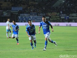 Di menit ke-28, Persib akhirnya unggul 1-0 atas Persela. Jonathan Bauman membobol gawang Persela memanfaatkan tendangan bebas Bojan Malisic. Penyerang asal Argentina itu langsung berselebrasi. (Foto: Wisma Putra/detikSport)