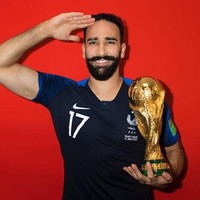 Adil Rami lahir di Pulau Corsica, dari orangtua berdarah Moroko. Di timnas Prancis, ia berperan sebagai bek tengah. Foto: Instagram/@adilrami